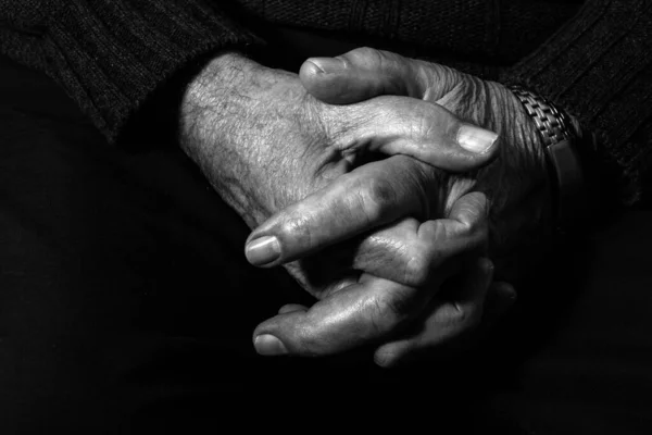 Χέρια Του Γέρου Μαύρο Φόντο — Φωτογραφία Αρχείου
