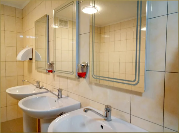 Kargo deposunda bir banyo..
