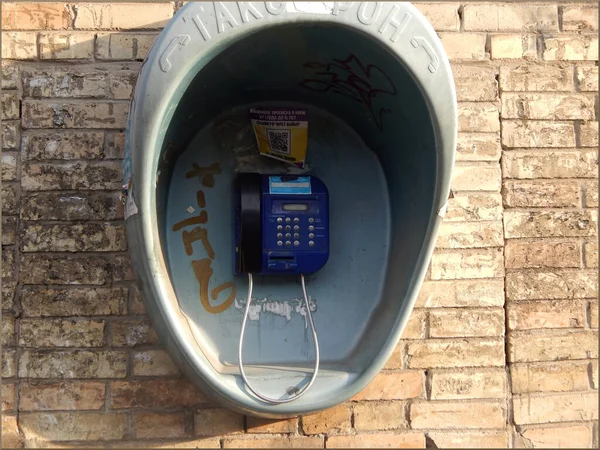 Miejski telefon na ścianie domu. — Zdjęcie stockowe