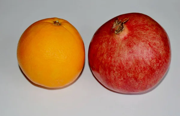 Ώριμοι καρποί πορτοκαλιού και ροδιού. — Φωτογραφία Αρχείου
