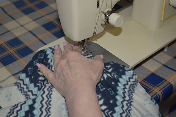 女裁缝用打字机缝制衣服. — 图库照片