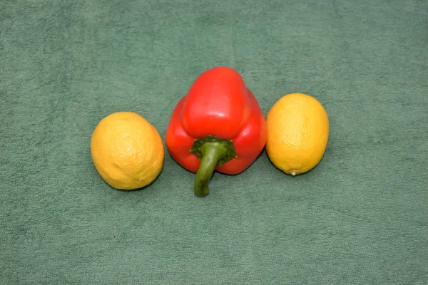 Bell pepper and two yellow lemons. — 스톡 사진