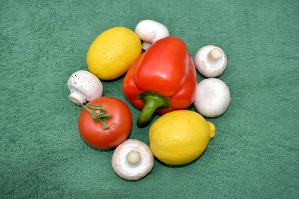 Rød peber omgivet af champignoner . - Stock-foto