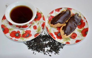 Bir fincan çay ve kekle hafif bir kahvaltı..