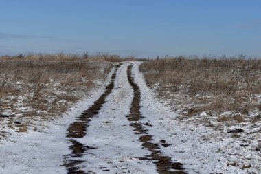 Kırsal yol karla kaplı..