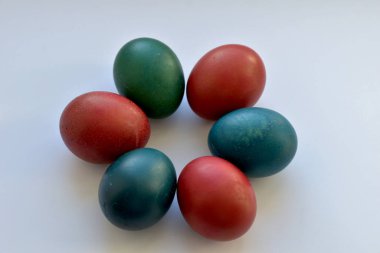 Çember şeklinde katlanmış Paskalya yumurtaları masanın üzerinde yatıyor..