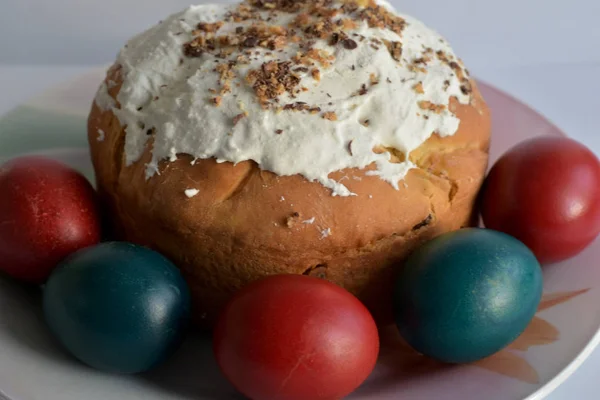 Osterkuchen, gefärbtes Ei auf einem großen Teller. — Stockfoto