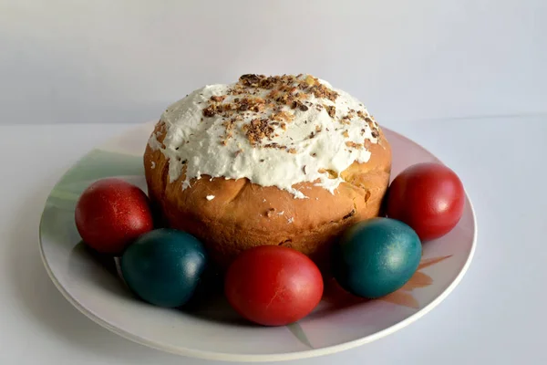 Gâteau de Pâques, oeuf coloré sur un grand plat . — Photo