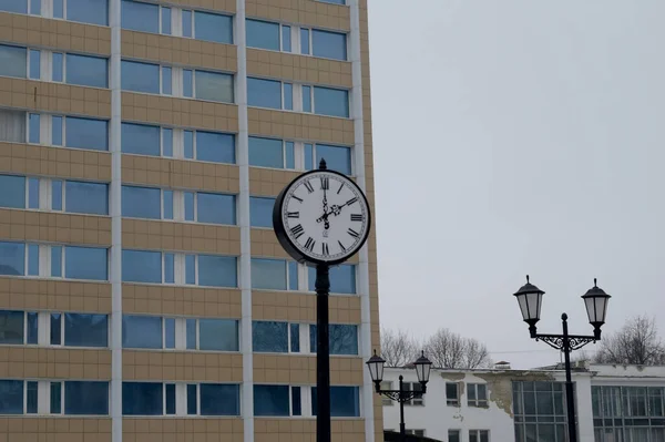 Relógios Modernos São Instalados Uma Das Praças Cidade Para Fornecer — Fotografia de Stock