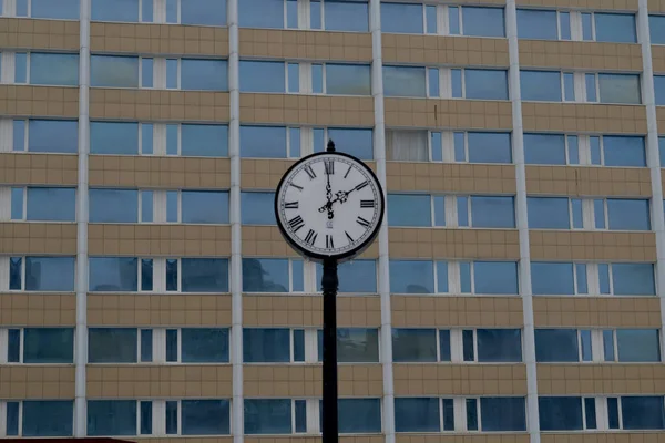 Relógios Modernos São Instalados Uma Das Praças Cidade Para Fornecer — Fotografia de Stock