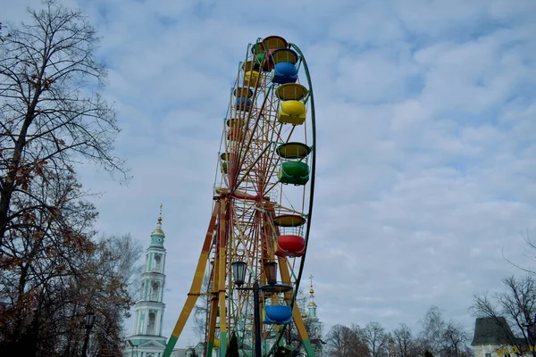 Voor Het Vermaak Van Mensen Het Stadspark Een Attractie Ferris — Stockfoto