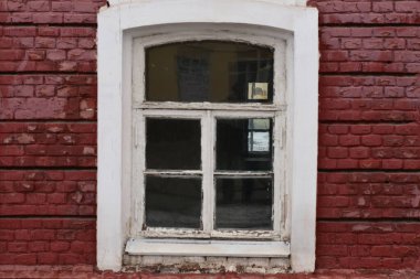 Alışılmadık şekilli binalarda antik ve modern pencereler, desenli ya da değil, sahte parmaklıklar.