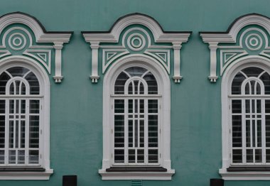 Alışılmadık şekilli binalarda antik ve modern pencereler, desenli ya da değil, sahte parmaklıklar.