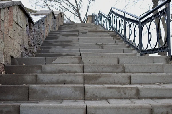 콘크리트 계단을 사용하면 사람들 강둑에 가까운 가에서 내려가서 올라갈 수있다 — 스톡 사진