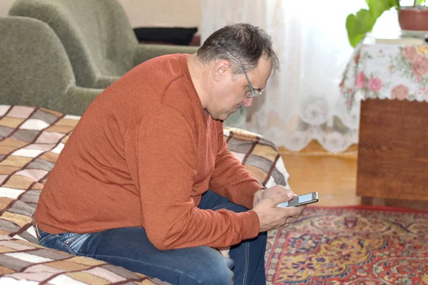 Homme Assis Sur Canapé Compose Numéro Téléphone — Photo