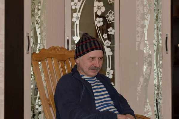Grand Père Dans Chapeau Assis Dans Fauteuil — Photo