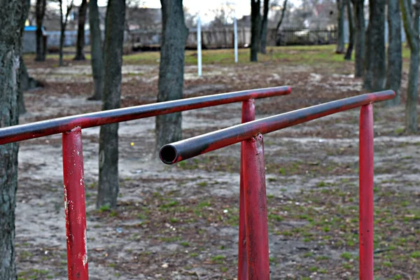 Parku Rekreacyjnym Niedrogie Wykonane Metalu Bary Uprawiania Sportu Dla Młodych — Zdjęcie stockowe