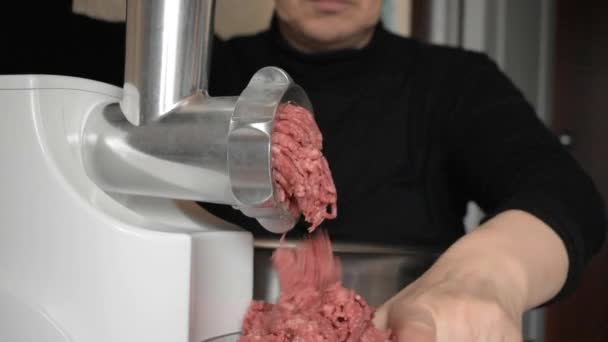 Χρησιμοποιώντας Ένα Μύλο Κρέατος Κατ Αποκοπή Κρέας Αλέθεται Κιμά — Αρχείο Βίντεο