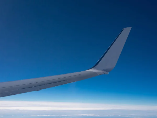 Aile d'un avion avec le fond d'un ciel bleu — Photo