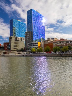 Bilbao, İspanya. 15 Ağustos 2011. İspanya 'nın Bask Bölgesi Bilbao' daki Isozaki Kuleleri.