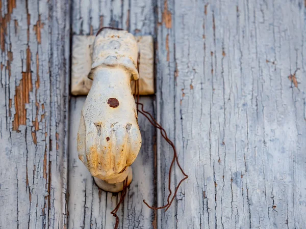 Залізний стукач на старих дерев "яних дверях у домі в селі Кастилія і Леон, Вів" є дель Пінар, Бургос.. — стокове фото