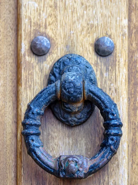 Ferro bussare a una vecchia porta di legno in una casa in un villaggio in Castiglia e Leon, Vilviestre del Pinar, Burgos . — Foto Stock