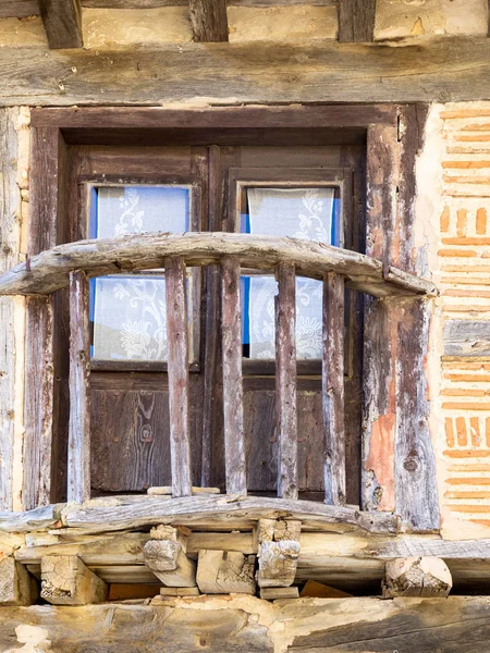 Vecchio balcone in legno in un bellissimo villaggio in provincia di Soria, Spagna, Calatanazor — Foto Stock