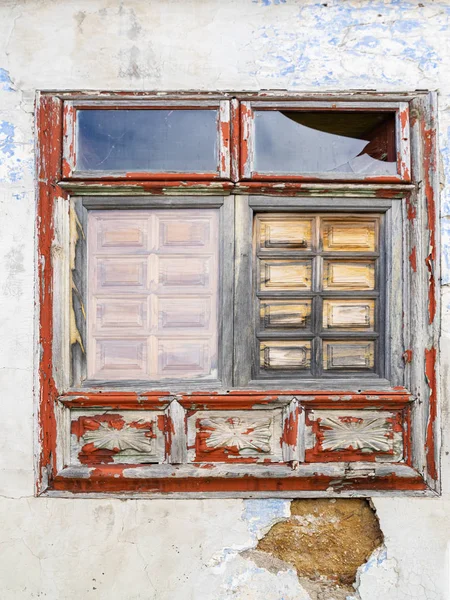 Velha janela quebrada em um prédio em uma aldeia na Espanha . — Fotografia de Stock