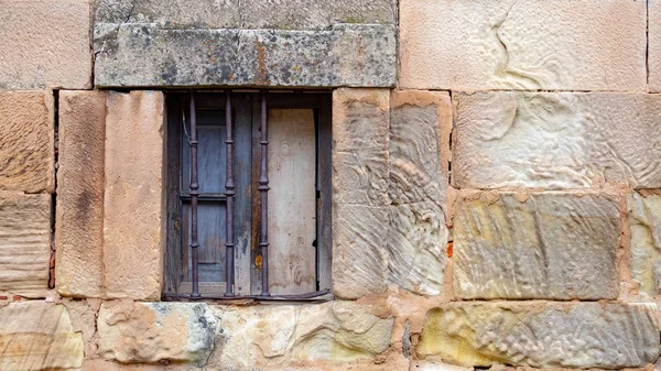 Старе розбите вікно в будинку в селі в Іспанії.. — стокове фото