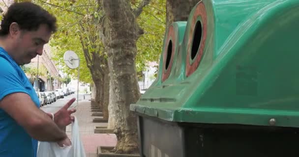 Άνθρωπος Έβαλε Μια Φιάλη Ένα Δοχείο Ανακύκλωσης — Αρχείο Βίντεο