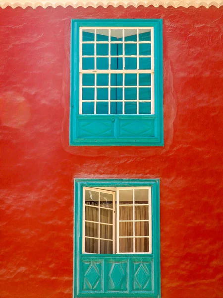 Чудові старі вікна в чудовому селі Тенерифе на Канарських островах.. — стокове фото