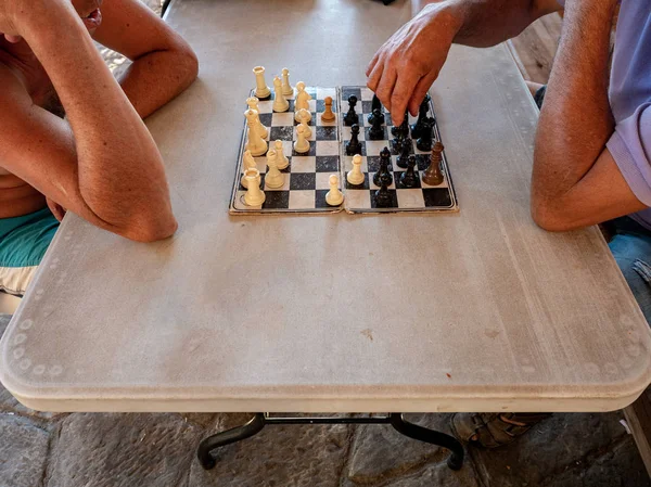 Eski bir karton üzerinde satranç oyunu.