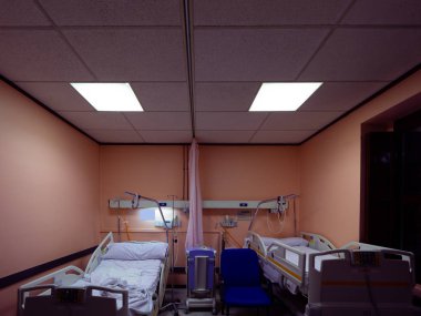 Boş bir oda, yataklar ve hastanedeki tıbbi malzemeler..