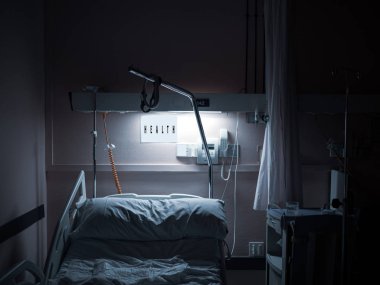 Boş bir oda, yataklar ve hastanedeki tıbbi malzemeler..