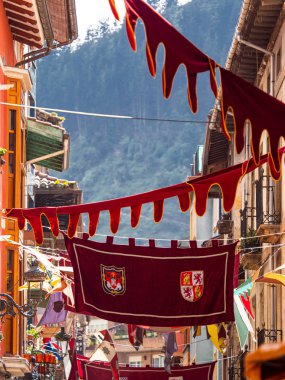 Ortaçağ pankartları. Balmaseda sokaklarında, İspanya 'nın Bask ülkesinde, yaz aylarında bir ortaçağ pazarı kutlaması sırasında.