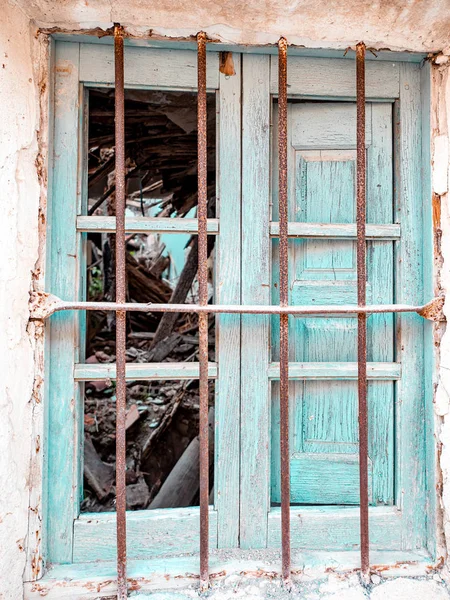 Janela quebrada de uma casa abandonada em uma aldeia na Espanha . — Fotografia de Stock