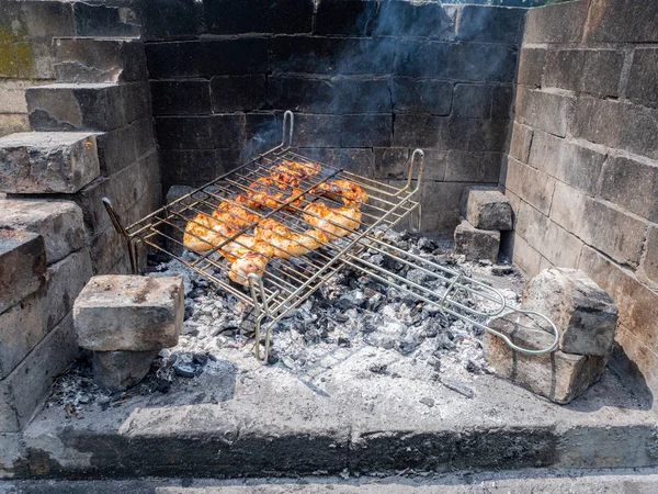 Куриное барбекю на гриле с углем . — стоковое фото