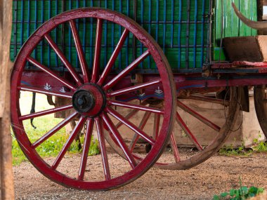 İspanya 'da bir köyde eski bir araba..