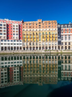 Ria de Bilbao, yedi caddede, eski kasabada, Bask ülkesinde..