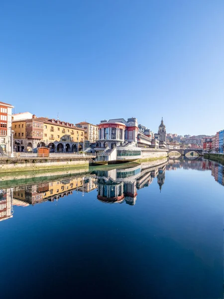 Ria de Bilbao z kościołem San Anton, na siedmiu ulicach, stare miasto, w Kraju Basków. Zdjęcie Stockowe