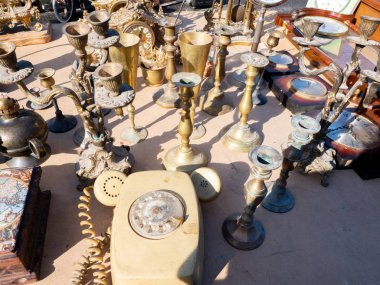 İspanya 'nın Madrid şehrinde bir açık hava pazarında telefon, şamdan ve saatler..