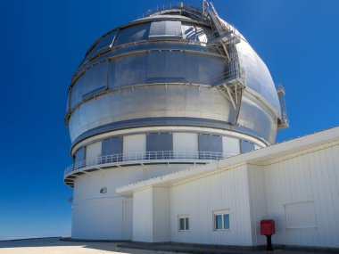 Kanarya Adaları 'ndaki La Palma adasındaki Roque de los Muchachos' daki Gran Telescopio Kanaryaları..