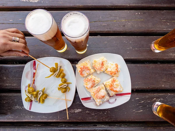 Mão Uma Mulher Com Anéis Segurando Canapé Uma Mesa Com — Fotografia de Stock