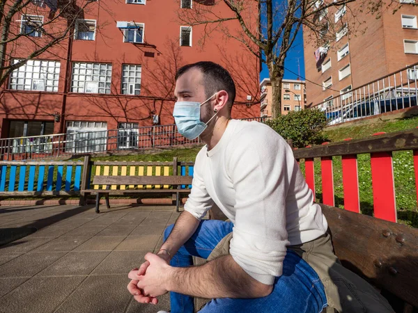 Unge Man Tänker Park Med Mask För Att Skydda Sig Stockbild