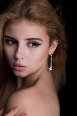 Siyah arka plan üzerine modeli Mari