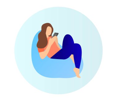 Genç bir kız elinde telefonuyla bir sandalye torbasında oturuyor. Vektör.