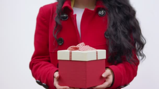 Egy doboz a kezében egy ajándék egy nő