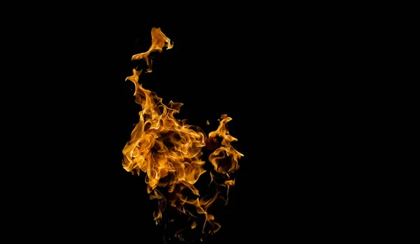 Llamas de fuego sobre fondo negro. fuego sobre fondo negro isolat —  Fotos de Stock