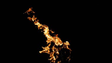 Siyah arka planda ateş alevleri. siyah arka plan isolat yangın