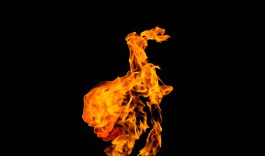 Siyah arka planda ateş alevleri. siyah arka plan isolat yangın